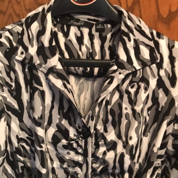 Essentials by Millan button up three-quarter length sleeve shirt size medium - Picture 2 of 3